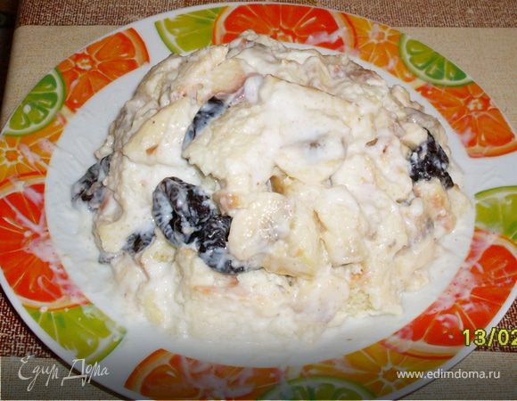 Из остатков бисквита нарезаем кубики. Сметану 100г размешиваем с сахаром по вкусу, перемешиваем с кусочками бисквита.Выкладываем порциями на тарелку,равномерно распределяем мягкий чернослив (штук 10) и оставшиеся кусочки банана. Руками формируем горку, прижимаем, чтобы не было пустот. 