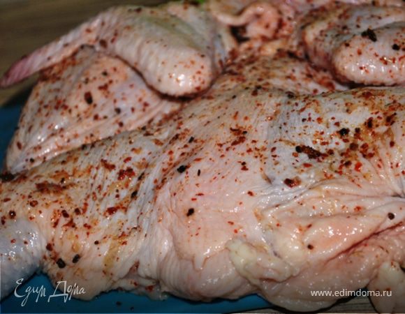 Цыпленка помыть, разрезать по грудке, положить вверх спинкой ,хорошенько его помять ,пройдя по всем косточкам и суставчикам.
Стручки перца измельчить в ступке вместе с морской солью.
Обмазать этой смесью цыпленка сверху и под кожицей.