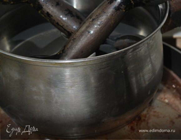 В сковороде разогреть растительное и сливочное масло, положить цыпленка, сверху гнет.
Жарить на среднем огне около 15 минут с каждой стороны.
Голь на выдумку хитра))) Специальной крышки у меня нет, но есть гантели по 3 кило каждая))) 
