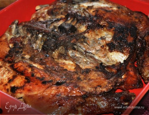 Снять курицу со сковороды. Уложить в форму для запекания.