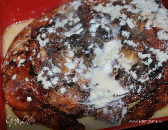 С сковороду, где жарилась кура влить сливки, немного посолить, выдавать чеснок, довести до кипения и варить пару минут на слабом огне.
Полить получившимся соусом курицу.