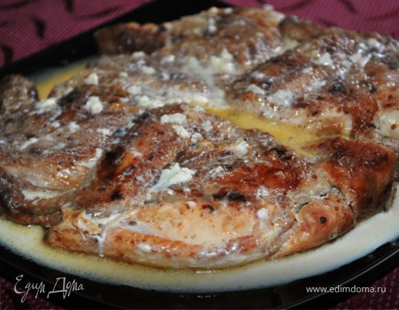 Поставить в нагретую до 220 гр. духовку на 5-10 минут.
Выложить цыпленка на блюдо, полить соусом и подавать.
Смачного!