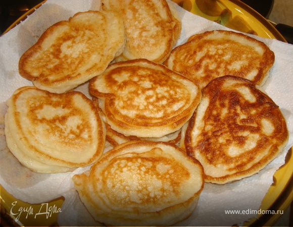 Обжариваем с двух сторон и выкладываем на тарелку, застеленную бумажным полотенцем.