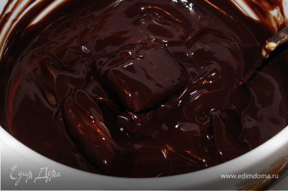 На водяной бане растопить сливочное масло с шоколадом.