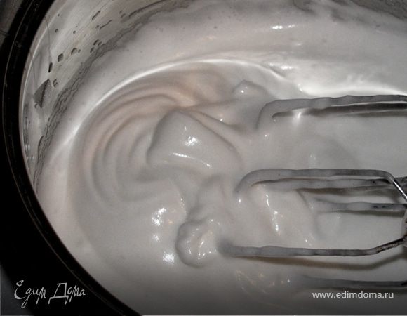 Белки взбить в пышную пену, постепенно добавить сахар.  