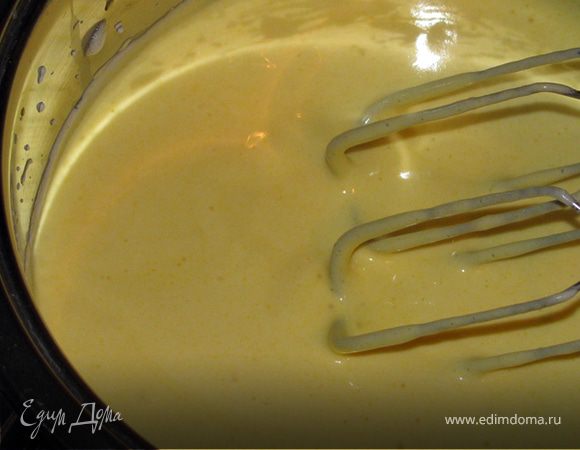 Ввести по одному желтки и ванильный экстракт.