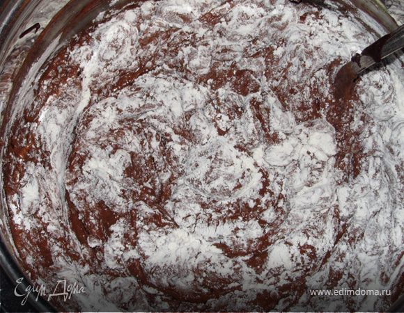 Смешать муку, соль и разрыхлитель и постепенно ввести эту смесь в шоколадную массу.
