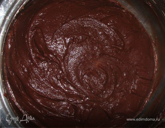 Готовое тесто накрыть пищевой пленкой и отправить на ночь в холодильник, или хотя бы на 5 часов.