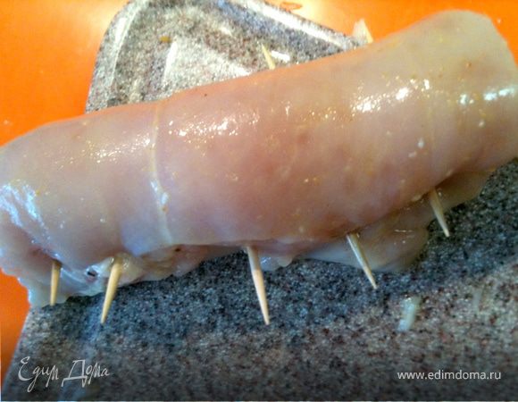 Сворачиваем рулетик, закрепляем зубочистками. Можно нитками.