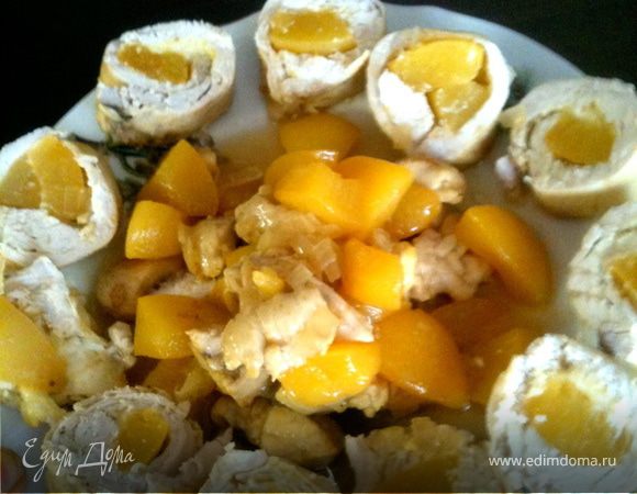 Обжариваем в сотейнике лук, я отдельно еще кусочки куриного филе обжаривала - просто остатки были. Обжариваем рулетики с 2 сторон, добавляем стакан воды и сироп от персиков (по вкусу - я половину банки добавила). Закрываем крышкой, тушим на среднем огне 15-20 минут. В конце добавляем оставшиеся нарезанные персики, еще немного сиропа, и тушим еще минут 5-10. Убираем зубочистки, нарезаем кружочками. Приятного аппетита!:) 