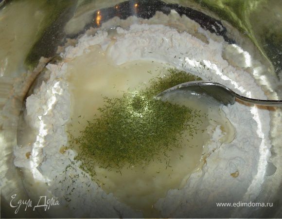 Начинаем приготовление фокаччи со смешивания дрожжей с сахаром.Постепенно добавим к дрожжам 60мл воды, желательно теплой.Тщательно перемешиваем все,накрываем полотенцем и ставим на 10мин. в тёплое место.Просеянные муку и соль, соединяем с оливковым маслом, дрожжами и оставшейся водой.Перемешиваем тщательно до однородной массы, полученное тесто ставим в теплое место на 40-45 минут.