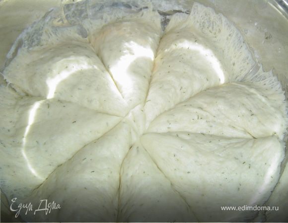 После растойки, тесто делим на 8-10 частей, каждую часть еще раз вымешиваем. 