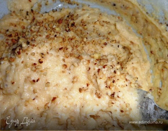 Масло растереть  с сахором,добавить яйцо,мед, просеянную муку с разрыхлителем.(муки может понадобиться больше,тесто не должно сильно прилипать,но и не должно быть сильно густым)
Хорошо замесить.
Разделить на 2 части,в одну добавить измельченные орехи  в другую корицу.
Хорошо затянуть в пищевую пленку и на 20 мин в холодильник (лучше в морозильник).