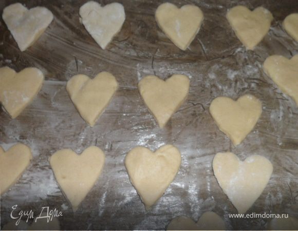 Выстилаем протвень пергаментом и  смазываем сливочным маслом.
Выкладываем наши сердечки и отправляем в духовку на 8-10 мин.при 180*С .
(для второй партии время понадобится меньше минут 5-7, в зависимости от толщины ваших изделий.)
