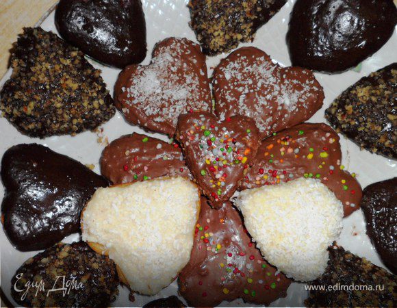 Готовые печенюшки украшаем.
Даем  застынь шоколаду минут 40-60.