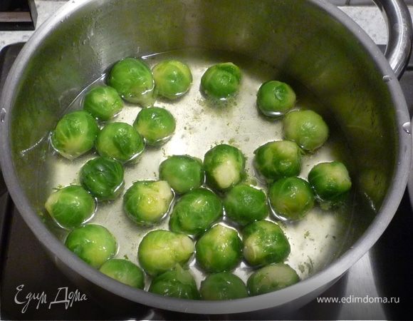 Если брюссельская капуста свежая, то ее почистить, промыть и отварить в кипящей подсоленой воде 15 мин. У кого замороженая (как у меня) - отвариваем по инструкции на упаковке.