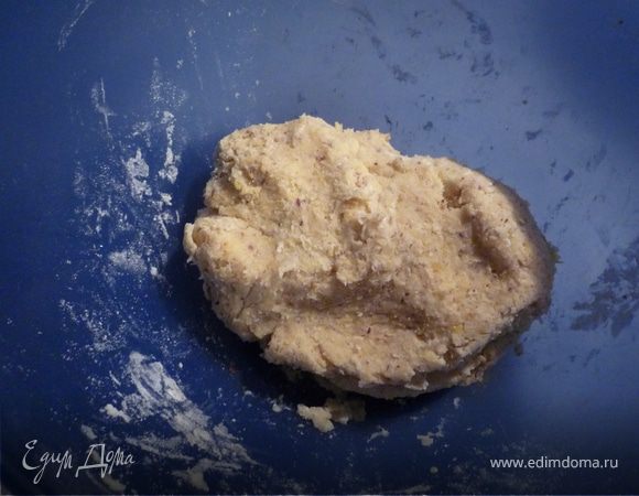 Готовим тесто. Из муки, грецкого ореха, масла и 1 яйца замешиваем тесто. Охлаждаем в холодильнике 30 минут.