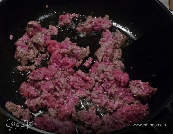 Фарш обжариваем на масле до рассыпчатого состояния (минут 5-7), солим, перчим.