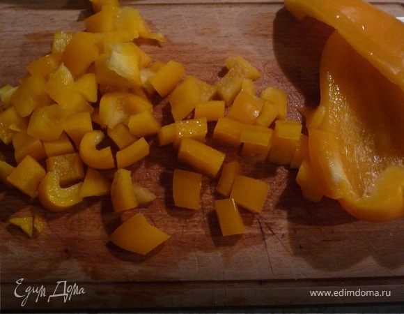 Перец моем, удаляем сердцевину, режем кубиками. 