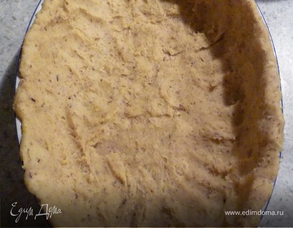 На дно формы выкладываем бумагу для запекания. Идеально бы подошла форма 26см в диаметре с невысокими краями. Затем выкладываем форму тестом, посыпаем панировочными сухарями.