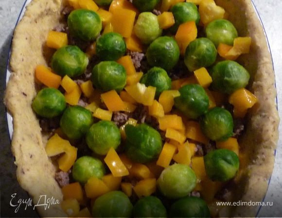 Распределяем фарш, капусту, перец. 