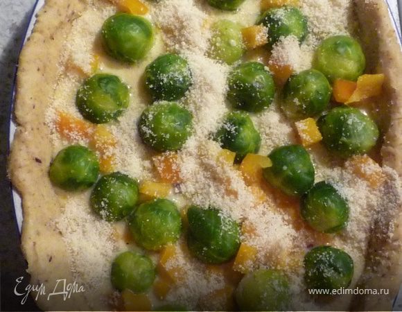 Заливаем молочно-яйчной смесью. Посыпаем сыром Пармезан. Запекаем 45 минут.