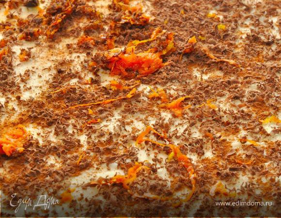 Раскатать тесто и обильно посыпать его корицей, тертым шоколадом и цедрой апельсина.