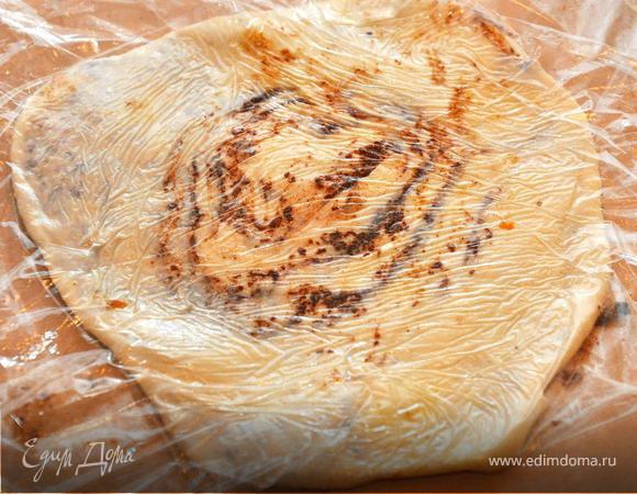 Свернуть тесто в рулет и разделить на шесть равных частей. Затем каждый кусочек положить "спиралью" вверх в кулинарную пленку. Слегка придавить ладонью и раскатать скалкой.