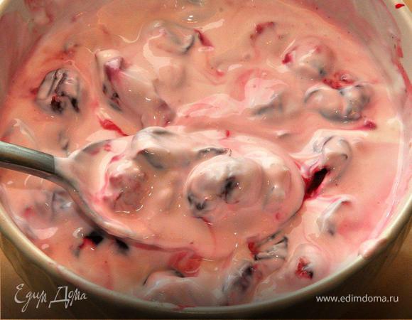 Теперь займемся начинкой. Вишню разморозить и засыпать коричневым сахаром. Затем ягоды без сока смешать с мягким творогом и убрать в холодильник. Оставить немного вишен для украшения.