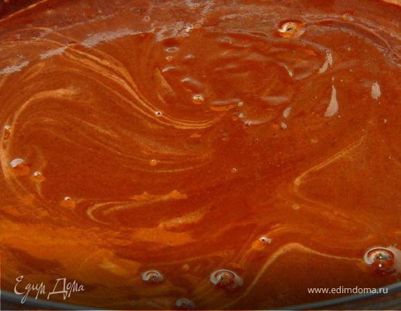 На водяной бане разогреть сливки и растопить в них горький шоколад, добавить сок от вишен и прогреть все, постоянно помешивая, затем добавить немного сливочного масла, перемешать, снять с огня и поставить остывать.