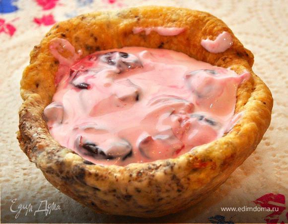 Теперь в наши корзинки раскладываем творожную начинку, оставив место для шоколада.