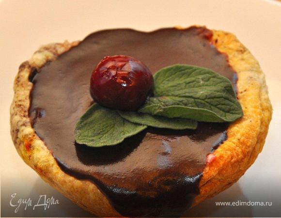 Сверку заливаем наши пирожные шоколадом, даем им немного постоять, пока шоколад не застынет, а затем украшаем листочками мяты и ягодкой вишни.