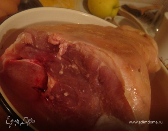 Рульку намочить-поскоблить шкурку тщательно от лишней шерсти, обмыть, обсушить.