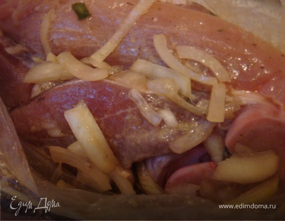 Приготовим маринад: смешать-горчицу,олив.масло, листья с веточки тимьяна, лимонный сок,черный перец и измельченный лавровый лист (можно поломать руками). Отставить в сторону. Лук репчатый одну головку нашинковать полукольцами. Рульку хорошо натереть солью (но не переборщите, потому как маринад тоже достаточно соленый).Заправить луком рульку-где это возможно (под шкурку, между тканями мяса...)и обмазать маринадом. Далее берем кулек- закладываем туда рульку-заливаем половиной банки пива и отправляем в холод мариноваться минимум на 3 часа. У меня рулька мариновалась-5 часов.