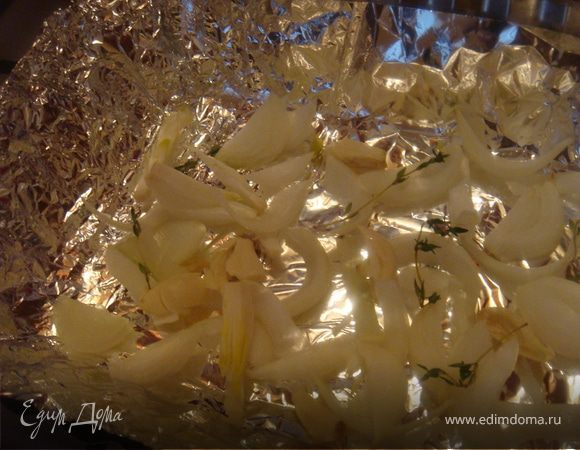 Разогреть духовку (по истечении времени маринования) до 220 гр.Ц. Выпуть рульку из маринада, тщательно очистить от маринада и лука (чтоб не горел при запекании). Подготовим форму для запекания-необходимо взять противень или любую др.форму с высокими краями и по размеру рульки (не меньше), застелить её фольгой (блестящей стороной вверх). Нарезать крупно головку лука, чеснок раздавить и выложить все на дно равномерно. Сверху на эту луковую подстилку выкладываем рульку. Заливаем оставшимся пивом. Накрываем рульку фольгой (блестящая сторона вовнутрь) и ставим в духовку на 2-2,5 часа. Через час рульку переворачиваем на другую сторону. За 10 минут до готовности-открываем фольгу для получения румяной шкурки.