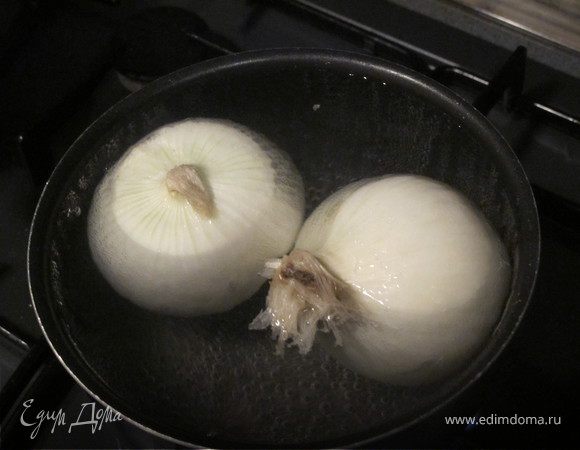 Бросьте лук в кипящую воду на 15 минут, чтобы он немного размягчился. Вытащите из воды и оставьте остывать. 