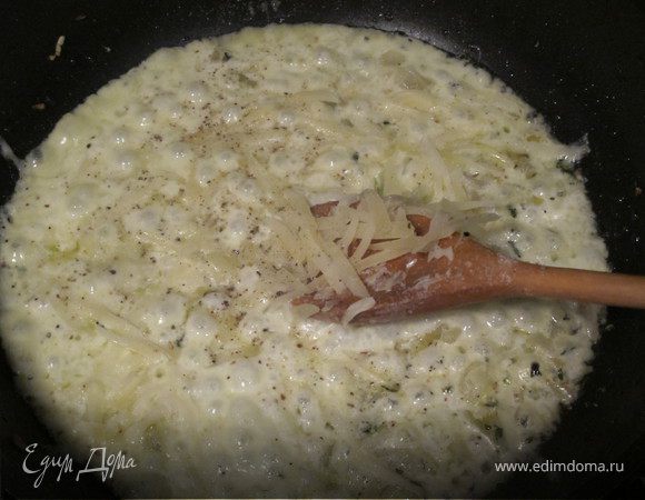 Мелко нарежьте и добавьте к ранее приготовленному.
Разогрейте духовку до температуры 200 градусов. Накалите на плите сковороду, добавьте немного оливкового масла, чеснок, нарезанный лук и чуть-чуть измельченного розмарина. Обжаривайте в течение двух минут, затем снизьте температуру нагрева, влейте сливки и уберите сковороду с плиты. Вмешайте тертый пармезан, посолите и поперчите.
