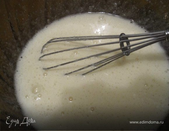 1. Взбить сахар с яйцами, до образования белой пены, но не перебивать.