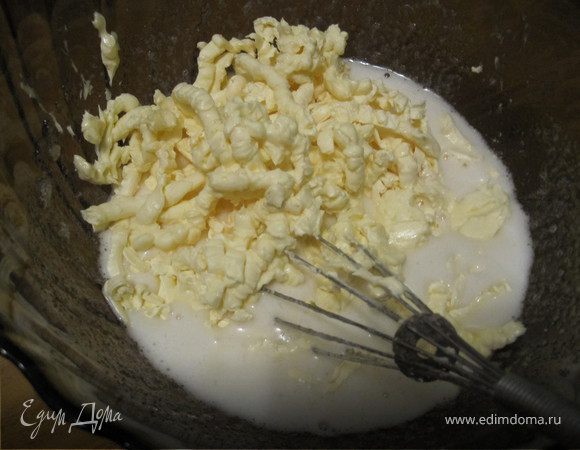 2. Добавить натертый на терке маргарин. Тщательно перемешать, чтобы маргарин растворился. Затем добавить соду гашеную лимонным соком и перемешать.