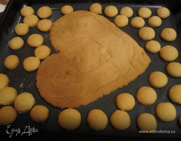 3. Постепенно помешивая добавляем муку. Получается песочное тесто. Заворачиваем в пленку и убираем на 15 минут в холодильник. 
Раскатать основу для торта из четвертой части теста, размер зависит от формы и от вашей фантазии.
В смазанную маслом форму выкладываем основной корж, если на противне есть место катаем шарики и выкладываем по краям. Ставим в нагретую до 180С духовку на 30-40 минут, как зарумянится готово.
