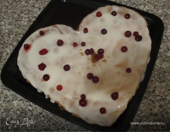 4. Пока корж и шарики выпекаются, готовим крем. Сметану взбиваем с сахаром, можно венчиком, чтобы сахар растворился. Готовый корж смазываем кремом, добавляем клюкву.