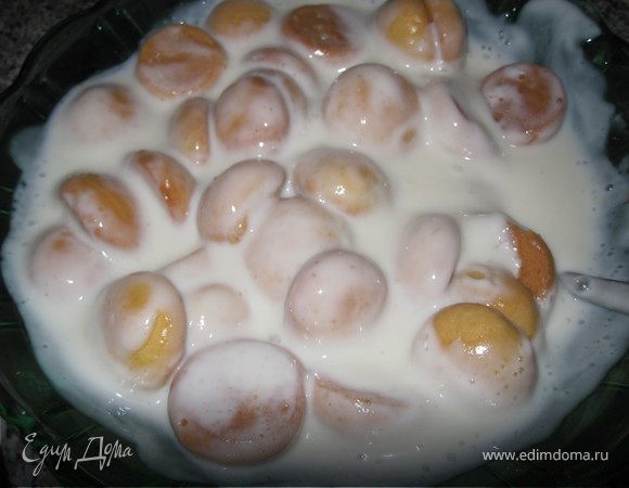 5. Горячие шарики сразу опускаем в крем.
Затем раскладываем их плотно на корж, с добавлением клюквы. Далее также катаем шарики выкладываем их на противень и запекаем.