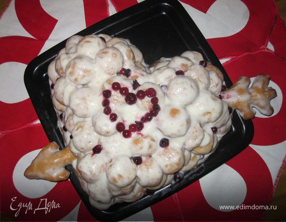 6. Так как сегодня День св.Валентина, я сделала торт для любимого в форме сердца, из последнего кусочка теста, прям на противне, вылепила концы стрелы, потом прижала их шариками и залила кремом. Получилось довольно аппетитно!