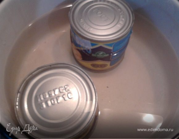 Отваривает сгущёнку в кастрюле прямо в банках в течении 2 часов.