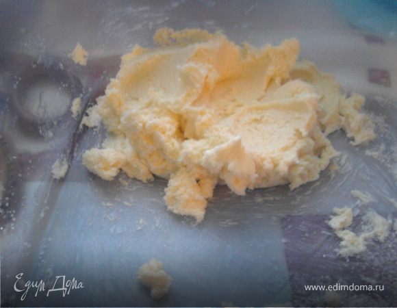 Маргарин вынуть из холодильника, чтоб он размяк.
Растереть маргарин с сахаром.