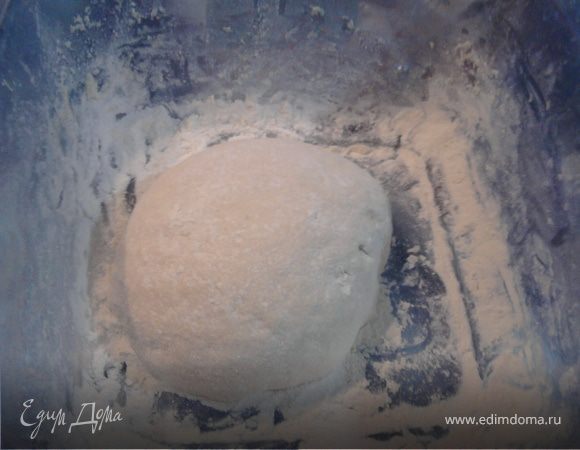 Постепенно всыпаем муку, просеивая через ситечко. Замешиваем не очень тугое, но эластичное тесто.