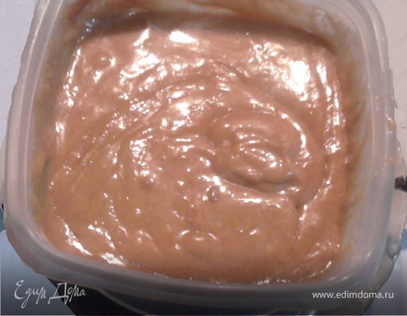 Готовим крем.
Вынуть масло из холодильника, чтоб оно стало мягким.Вареную сгущёнку выложить в миску, добавить масло и хорошо перемешать.