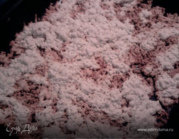 Загрузить противень в разогретую до 180 гр. духовку и выпекать 15-20 минут.
Сделать тоже самое со второй частью теста.