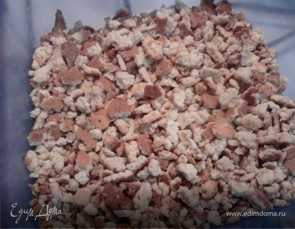 Высыпать готовое печенье в миску и размельчить с помощью ступки или просто поломать руками.