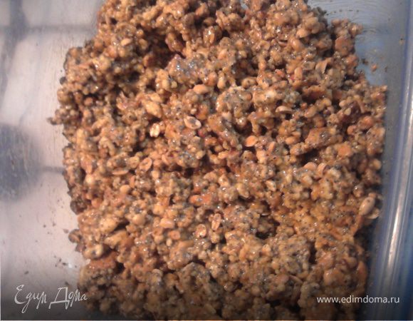 Добавить в эту миску арахис, мак и крем. Хорошо перемешать.